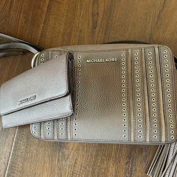Michael Kors crossbody with matching Bedford wallet in Cinder. - Picture 2 of 14